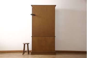 中古　美品　カリモク家具(karimoku)　COLONIAL(コロニアル)シリーズ　品のある佇まいが美しいキュリオケース(ガラスケース、飾り棚、キャビネット)(R-052633)