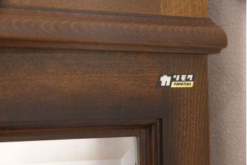 中古　美品　カリモク家具(karimoku)　COLONIAL(コロニアル)シリーズ　品のある佇まいが美しいキュリオケース(ガラスケース、飾り棚、キャビネット)(R-052633)