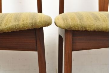 デンマークビンテージ　チーク材　洗練された佇まいが目を引くダイニングチェア2脚セット(イス、椅子、ヴィンテージ、北欧)(R-052635)