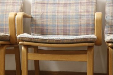 中古　CONDE HOUSE(カンディハウス)　淡い色合いとチェック柄がナチュラルな雰囲気を醸し出すダイニングチェア4脚セット(椅子、アームチェア)(R-052638)