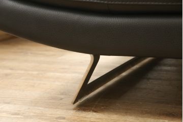 中古　イタリア製　Nicoline(ニコライン)　2018年モデル　上質な空間づくりにぴったりな高級感漂う本革ソファ(定価約58万円)(2.5人掛けソファ)(R-052645)