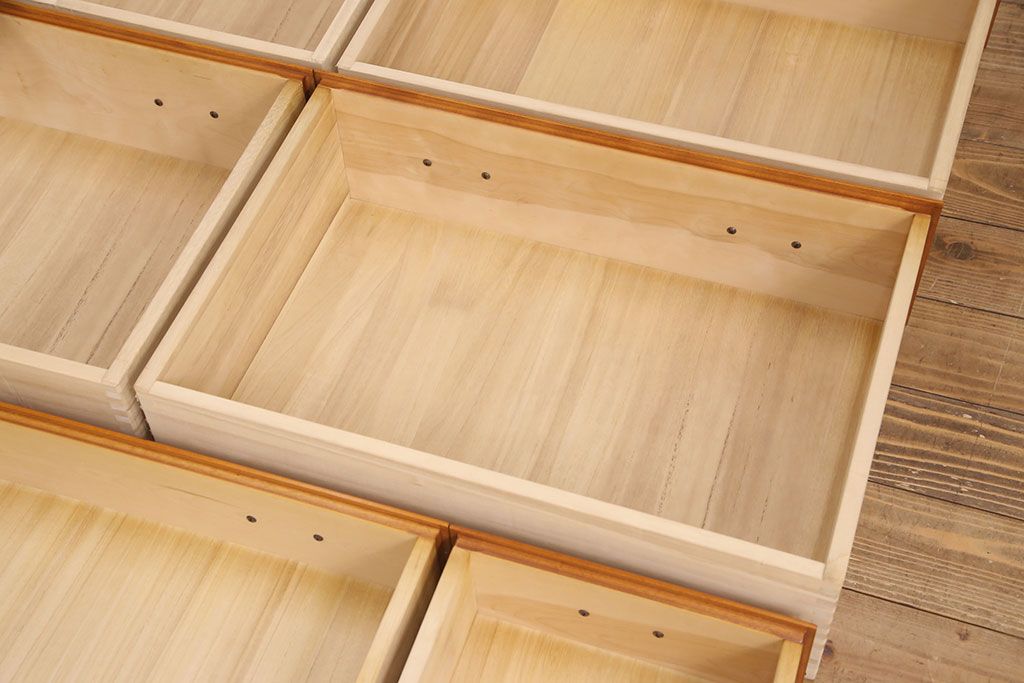 中古　横浜ダニエル(daniel)　アーリーアメリカン　A-104横長整理タンス　気品漂う洗練されたデザインが魅力的なチェスト(引き出し、洋服タンス、サイドボード)(R-052649)