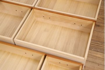 中古　横浜ダニエル(daniel)　アーリーアメリカン　A-104横長整理タンス　気品漂う洗練されたデザインが魅力的なチェスト(引き出し、洋服タンス、サイドボード)(R-052649)