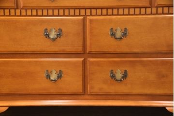 中古　横浜ダニエル(daniel)　アーリーアメリカン　A-104横長整理タンス　気品漂う洗練されたデザインが魅力的なチェスト(引き出し、洋服タンス、サイドボード)(R-052649)