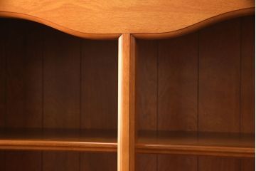 中古　横浜クラシック家具　ダニエル(Daniel)　扉のないデザインがすっきりとした印象の気品漂う本棚(ブックシェルフ、飾り棚、収納棚、オープンラック)(R-052651)