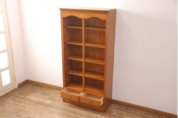 中古　横浜クラシック家具　ダニエル(Daniel)　扉のないデザインがすっきりとした印象の気品漂う本棚(ブックシェルフ、飾り棚、収納棚、オープンラック)(R-052651)