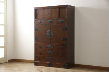 中古　超美品　国産手造り民芸家具　凝った金具と美しい杢目が目を引く三段重ね和箪笥(定価約55万円)(和タンス、重ねタンス、衣装箪笥、引き出し)(R-052652)