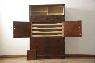 中古　超美品　国産手造り民芸家具　凝った金具と美しい杢目が目を引く三段重ね和箪笥(定価約55万円)(和タンス、重ねタンス、衣装箪笥、引き出し)(R-052652)