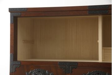 中古　超美品　国産手造り民芸家具　凝った金具と美しい杢目が目を引く三段重ね和箪笥(定価約55万円)(和タンス、重ねタンス、衣装箪笥、引き出し)(R-052652)