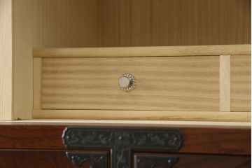 中古　超美品　国産手造り民芸家具　凝った金具と美しい杢目が目を引く三段重ね和箪笥(定価約55万円)(和タンス、重ねタンス、衣装箪笥、引き出し)(R-052652)