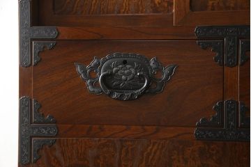中古　超美品　国産手造り民芸家具　凝った金具と美しい杢目が目を引く三段重ね和箪笥(定価約55万円)(和タンス、重ねタンス、衣装箪笥、引き出し)(R-052652)
