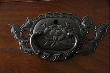 中古　超美品　国産手造り民芸家具　凝った金具と美しい杢目が目を引く三段重ね和箪笥(定価約55万円)(和タンス、重ねタンス、衣装箪笥、引き出し)(R-052652)