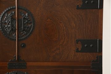 中古　超美品　国産手造り民芸家具　凝った金具と美しい杢目が目を引く三段重ね和箪笥(定価約55万円)(和タンス、重ねタンス、衣装箪笥、引き出し)(R-052652)