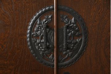 中古　超美品　国産手造り民芸家具　凝った金具と美しい杢目が目を引く三段重ね和箪笥(定価約55万円)(和タンス、重ねタンス、衣装箪笥、引き出し)(R-052652)