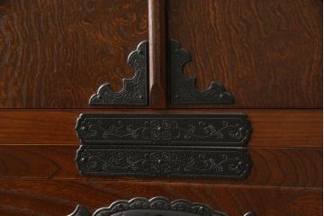 中古　超美品　国産手造り民芸家具　凝った金具と美しい杢目が目を引く三段重ね和箪笥(定価約55万円)(和タンス、重ねタンス、衣装箪笥、引き出し)(R-052652)