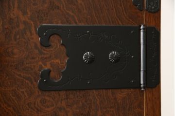中古　超美品　国産手造り民芸家具　凝った金具と美しい杢目が目を引く三段重ね和箪笥(定価約55万円)(和タンス、重ねタンス、衣装箪笥、引き出し)(R-052652)