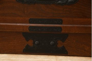 中古　超美品　国産手造り民芸家具　凝った金具と美しい杢目が目を引く三段重ね和箪笥(定価約55万円)(和タンス、重ねタンス、衣装箪笥、引き出し)(R-052652)