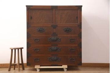 中古　美品　脚(台輪)付きリメイク　国産手造り民芸家具　凝ったデザインの金具と深みのある色合いが美しい和タンス(和箪笥、チェスト、引き出し)(R-052654)