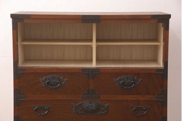 中古　美品　脚(台輪)付きリメイク　国産手造り民芸家具　凝ったデザインの金具と深みのある色合いが美しい和タンス(和箪笥、チェスト、引き出し)(R-052654)