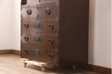 中古　美品　脚(台輪)付きリメイク　国産手造り民芸家具　凝ったデザインの金具と深みのある色合いが美しい和タンス(和箪笥、チェスト、引き出し)(R-052654)