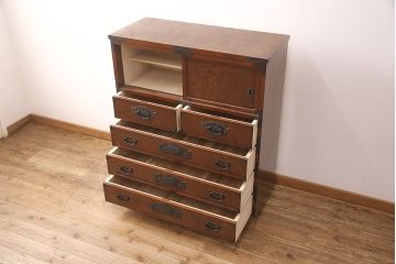 中古　美品　脚(台輪)付きリメイク　国産手造り民芸家具　凝ったデザインの金具と深みのある色合いが美しい和タンス(和箪笥、チェスト、引き出し)(R-052654)