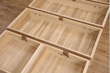 中古　美品　脚(台輪)付きリメイク　国産手造り民芸家具　凝ったデザインの金具と深みのある色合いが美しい和タンス(和箪笥、チェスト、引き出し)(R-052654)