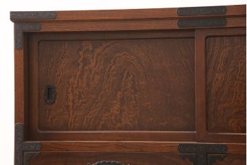 中古　美品　脚(台輪)付きリメイク　国産手造り民芸家具　凝ったデザインの金具と深みのある色合いが美しい和タンス(和箪笥、チェスト、引き出し)(R-052654)