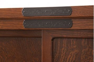 中古　美品　脚(台輪)付きリメイク　国産手造り民芸家具　凝ったデザインの金具と深みのある色合いが美しい和タンス(和箪笥、チェスト、引き出し)(R-052654)