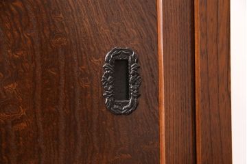 中古　美品　脚(台輪)付きリメイク　国産手造り民芸家具　凝ったデザインの金具と深みのある色合いが美しい和タンス(和箪笥、チェスト、引き出し)(R-052654)