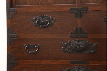 中古　美品　脚(台輪)付きリメイク　国産手造り民芸家具　凝ったデザインの金具と深みのある色合いが美しい和タンス(和箪笥、チェスト、引き出し)(R-052654)