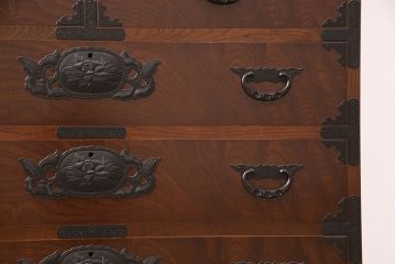 中古　美品　脚(台輪)付きリメイク　国産手造り民芸家具　凝ったデザインの金具と深みのある色合いが美しい和タンス(和箪笥、チェスト、引き出し)(R-052654)