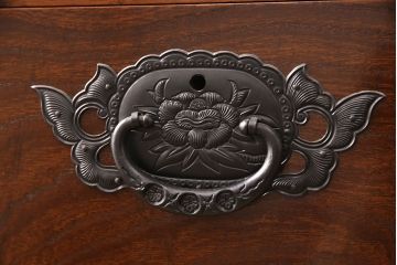 中古　美品　脚(台輪)付きリメイク　国産手造り民芸家具　凝ったデザインの金具と深みのある色合いが美しい和タンス(和箪笥、チェスト、引き出し)(R-052654)