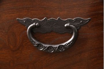 中古　美品　脚(台輪)付きリメイク　国産手造り民芸家具　凝ったデザインの金具と深みのある色合いが美しい和タンス(和箪笥、チェスト、引き出し)(R-052654)