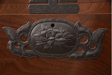 中古　美品　脚(台輪)付きリメイク　国産手造り民芸家具　凝ったデザインの金具と深みのある色合いが美しい和タンス(和箪笥、チェスト、引き出し)(R-052654)