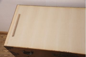 中古　国産手造り民芸家具　天板リメイク　凝った金具と美しい杢目が目を引く重ね和箪笥(和タンス、重ねタンス、チェスト、引き出し)(R-052655)