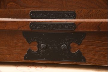 中古　国産手造り民芸家具　天板リメイク　凝った金具と美しい杢目が目を引く重ね和箪笥(和タンス、重ねタンス、チェスト、引き出し)(R-052655)