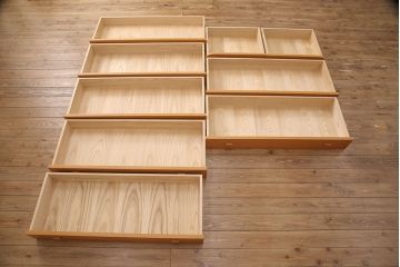 未使用展示品　最高級品!　松創(マツソウ)　ケヤキ柾目　シンプルながらつくりの良さが感じられる和タンス(定価約130万円)(引き出し、整理タンス、和箪笥)(R-052656)