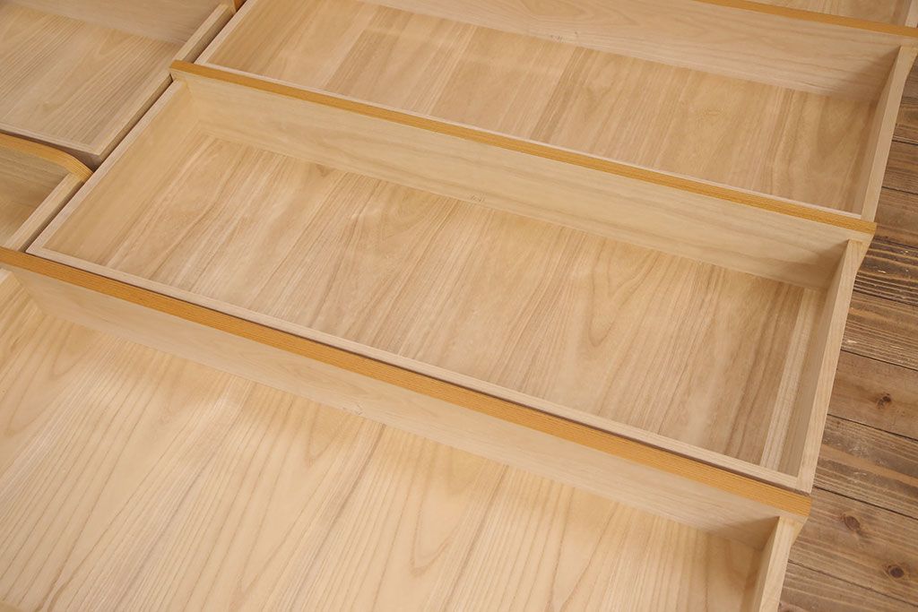 未使用展示品　最高級品!　松創(マツソウ)　ケヤキ柾目　シンプルながらつくりの良さが感じられる和タンス(定価約130万円)(引き出し、整理タンス、和箪笥)(R-052656)