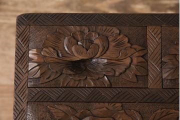 中古　日光彫り　華やかな花の意匠が目を惹く小引き出し(小物収納、卓上収納、引き出し)(R-052667)