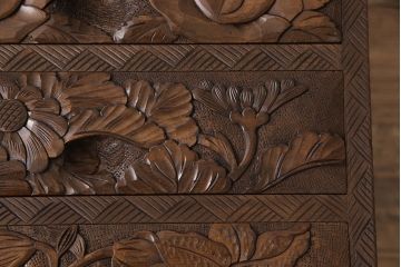 中古　日光彫り　華やかな花の意匠が目を惹く小引き出し(小物収納、卓上収納、引き出し)(R-052667)