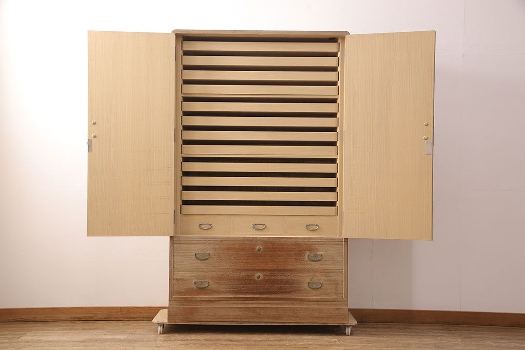 中古　伝統工芸士　田澤謙介作　繊細な金具が上品な雰囲気を演出してくれる加茂総桐箪笥(桐たんす、総桐たんす、桐タンス、着物箪笥、衣装タンス、和服箪笥)(定価約130万円)(R-052670)