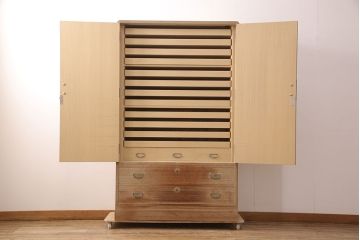 中古　伝統工芸士　田澤謙介作　繊細な金具が上品な雰囲気を演出してくれる加茂総桐箪笥(桐たんす、総桐たんす、桐タンス、着物箪笥、衣装タンス、和服箪笥)(定価約130万円)(R-052670)