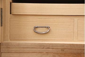 中古　伝統工芸士　田澤謙介作　繊細な金具が上品な雰囲気を演出してくれる加茂総桐箪笥(桐たんす、総桐たんす、桐タンス、着物箪笥、衣装タンス、和服箪笥)(定価約130万円)(R-052670)