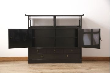 中古　美品　民芸家具　輪島塗り　繊細な色づかいで描かれた二羽の鳥が美しい飾り棚(茶棚、収納棚、引き出し)(R-052674)