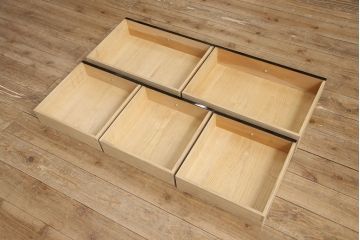 中古　美品　民芸家具　輪島塗り　繊細な色づかいで描かれた二羽の鳥が美しい飾り棚(茶棚、収納棚、引き出し)(R-052674)