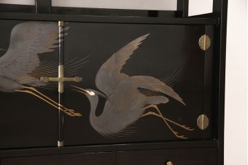 中古　美品　民芸家具　輪島塗り　繊細な色づかいで描かれた二羽の鳥が美しい飾り棚(茶棚、収納棚、引き出し)(R-052674)