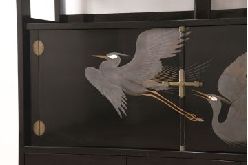 中古　美品　民芸家具　輪島塗り　繊細な色づかいで描かれた二羽の鳥が美しい飾り棚(茶棚、収納棚、引き出し)(R-052674)