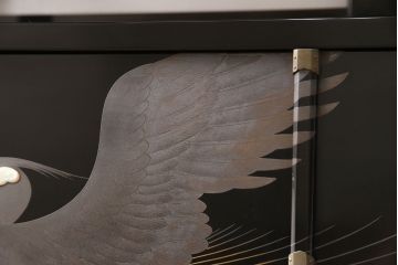 中古　美品　民芸家具　輪島塗り　繊細な色づかいで描かれた二羽の鳥が美しい飾り棚(茶棚、収納棚、引き出し)(R-052674)