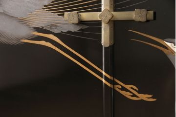 中古　美品　民芸家具　輪島塗り　繊細な色づかいで描かれた二羽の鳥が美しい飾り棚(茶棚、収納棚、引き出し)(R-052674)