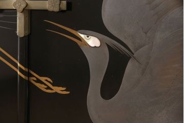 中古　美品　民芸家具　輪島塗り　繊細な色づかいで描かれた二羽の鳥が美しい飾り棚(茶棚、収納棚、引き出し)(R-052674)